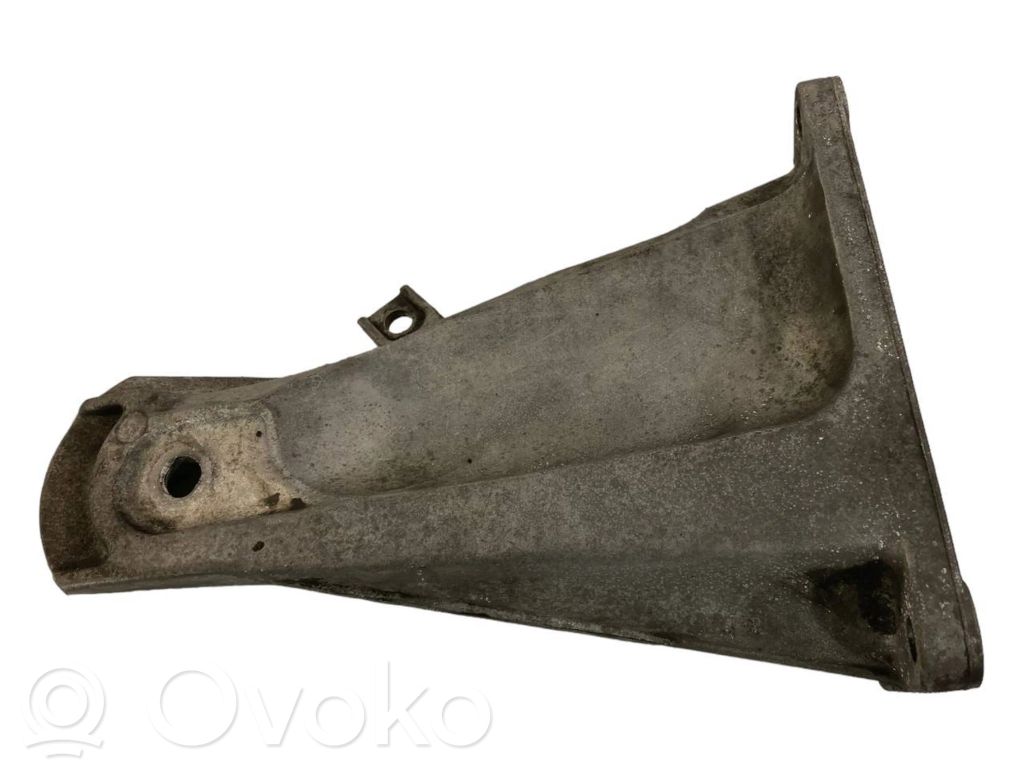 Engine mounting bracket