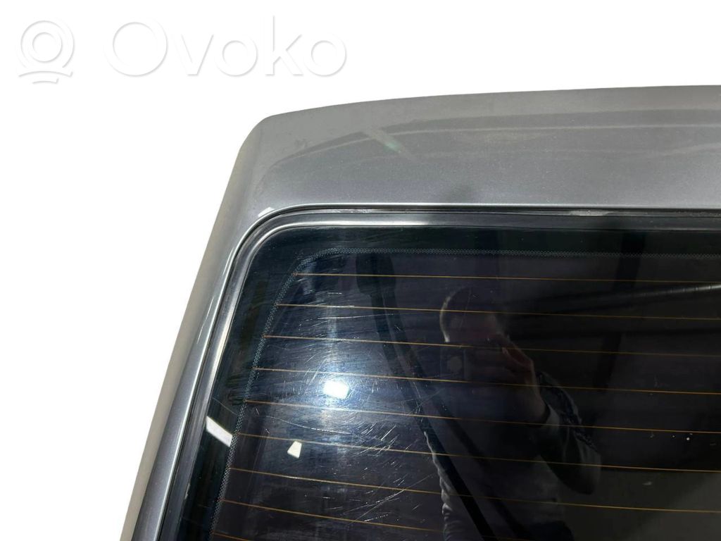 Задняя крышка (багажник)