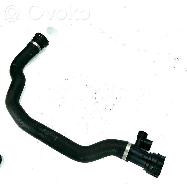 Caurulīte (-es) / šļūtene (-es)