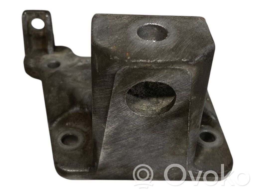 Engine mounting bracket