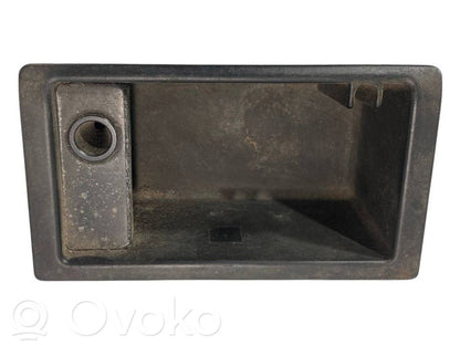 Pelnutrauks (aizmugurē)