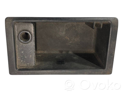 Pelnutrauks (aizmugurē)