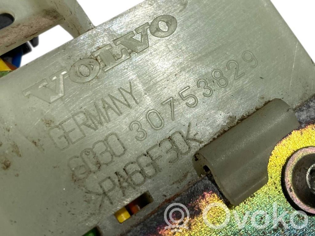 Aizmugurējā pārsega slēdzene