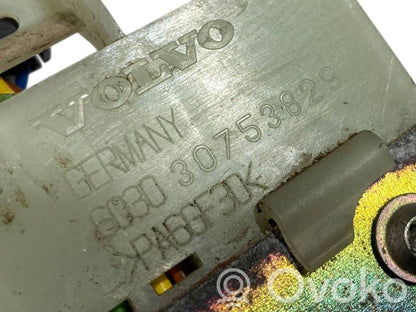 Aizmugurējā pārsega slēdzene