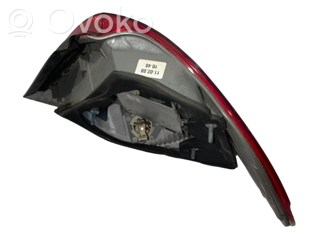 Aizmugurējais lukturis virsbūvē