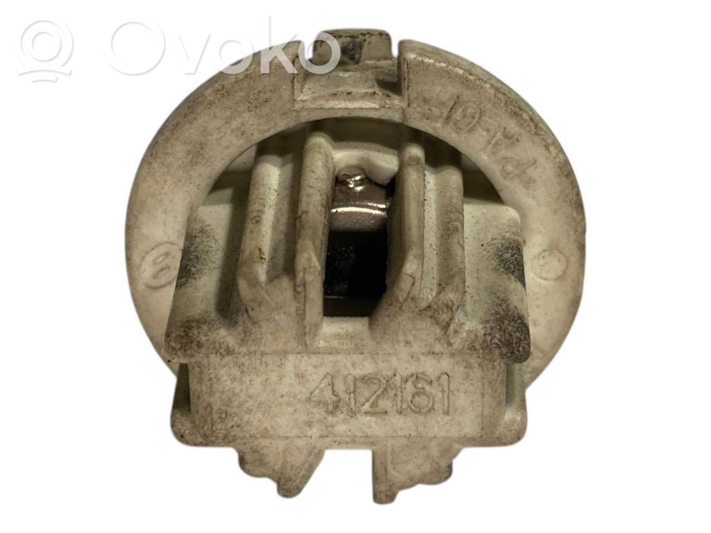 Aizmugures spuldzes vāka turētājs