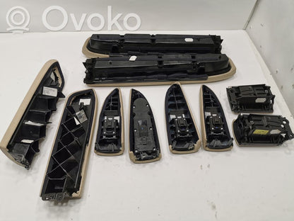 Priekšpusē mantu nodalījums durvīs