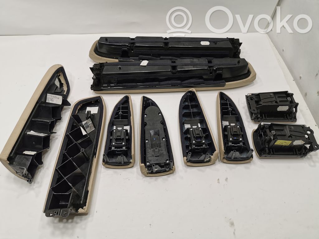 Отсек для хранения вещей на передней двери