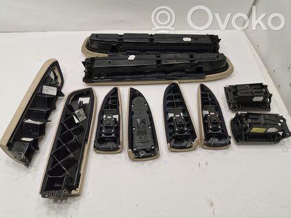 Отсек для хранения вещей на передней двери