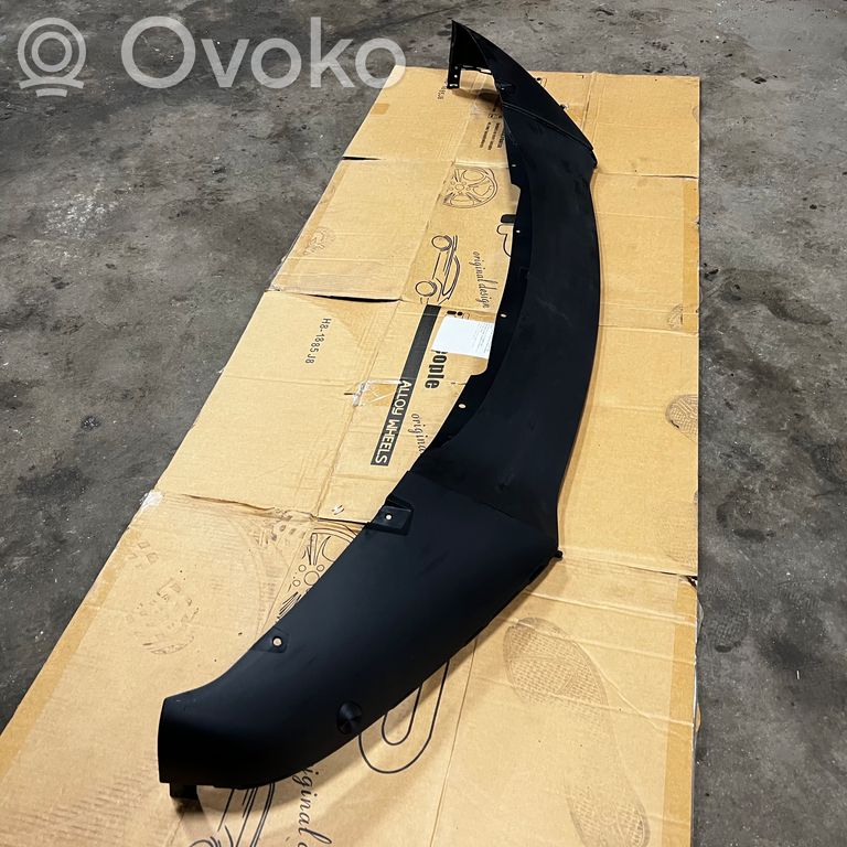 Priekšpusē dekoratīva bampera uzlikas