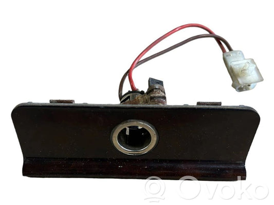 Cigarešu aizdedzināmais priekšā