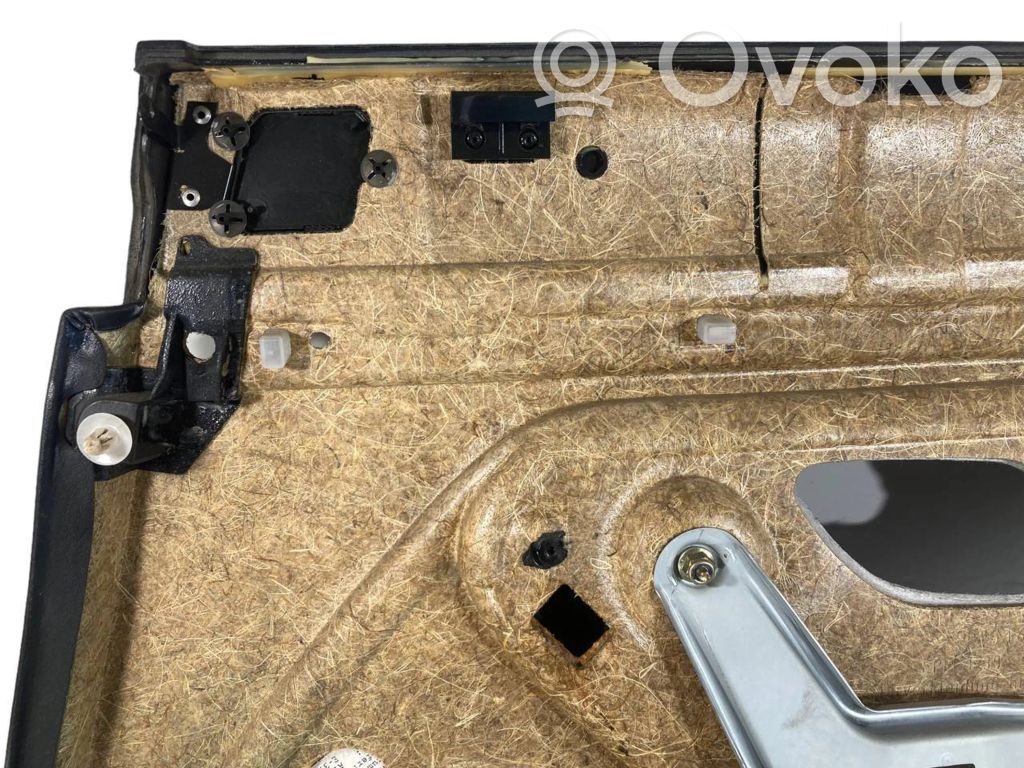 Apšuvums aizmugurējām durvīm