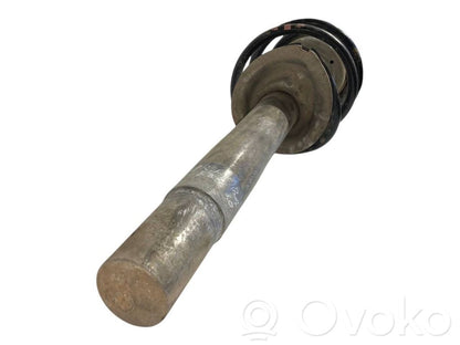 Priekšpusē amortizators ar atsperi