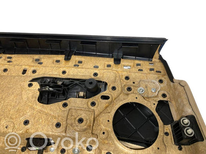 Apšuvums aizmugurējām durvīm