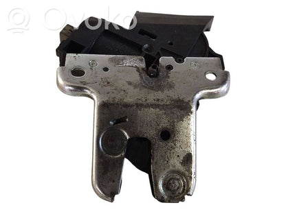 Aizmugurējā pārsega slēdzene