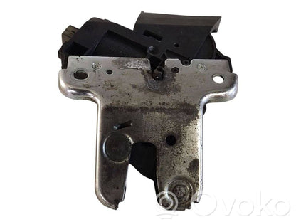 Aizmugurējā pārsega slēdzene