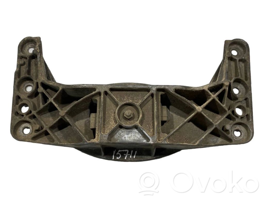 Transmission mounting bracket