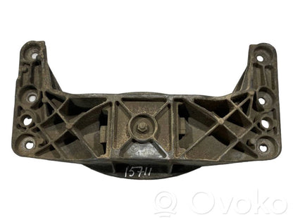 Transmission mounting bracket