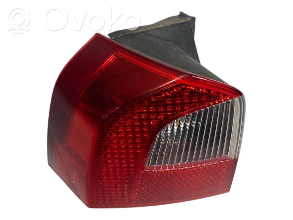 Задний фонарь в кузове