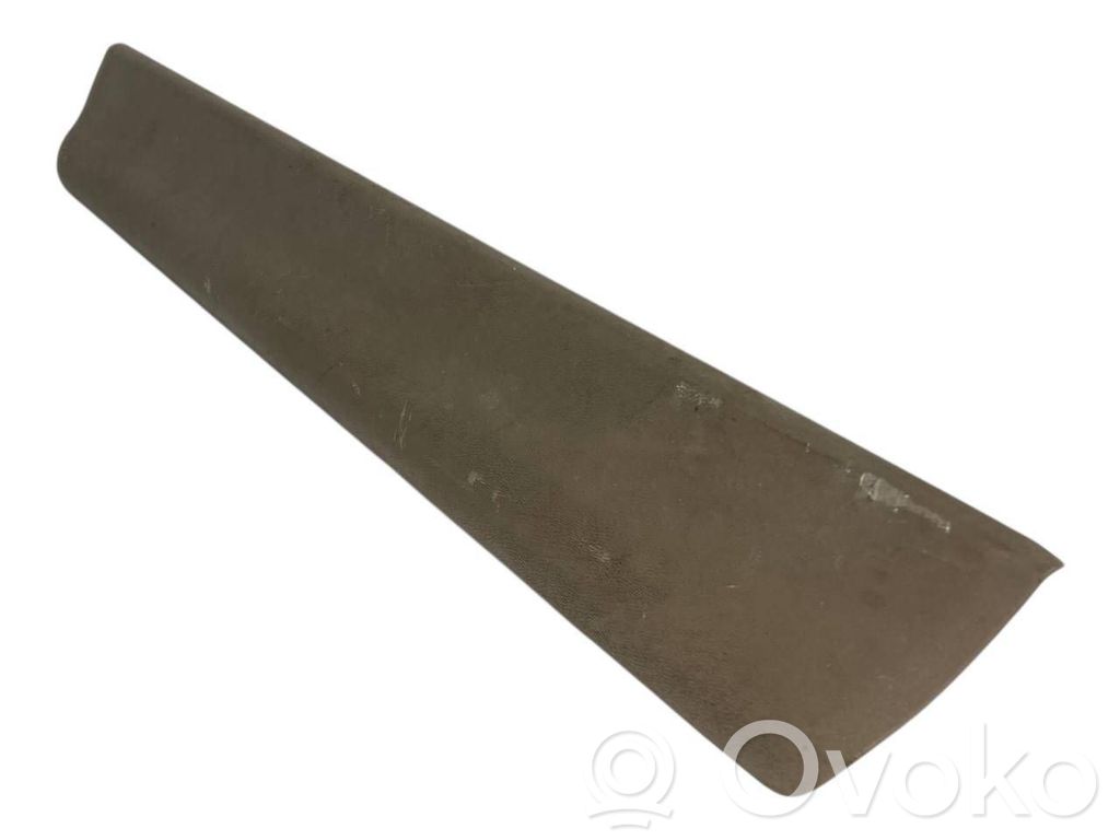 Priekšējā sliekšņa dekoratīvā apdare (iekšējā)