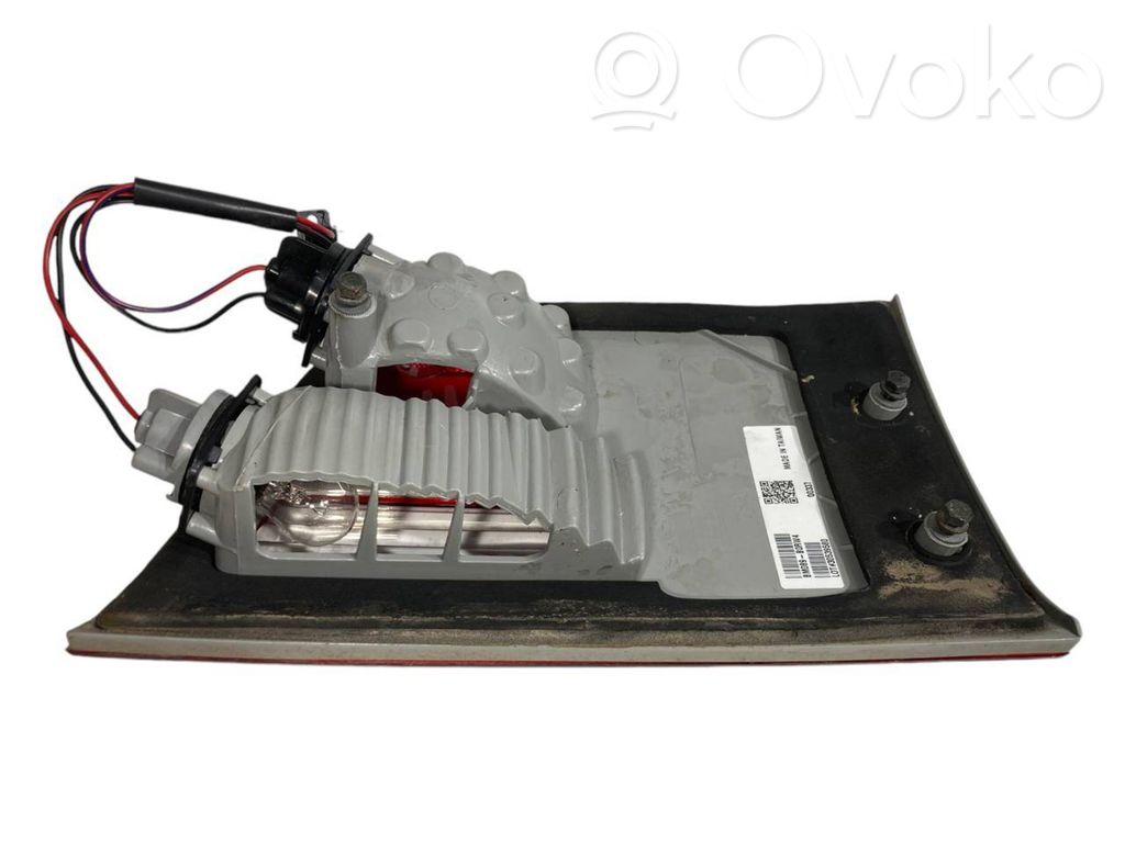 Aizmugurējais lukturis pārsegā