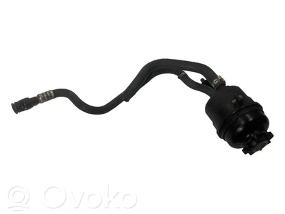 Stūres pastiprinātāja šķidruma tvertne