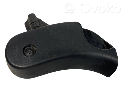 Dzinēja pārsega attaisīšanas rokturītis