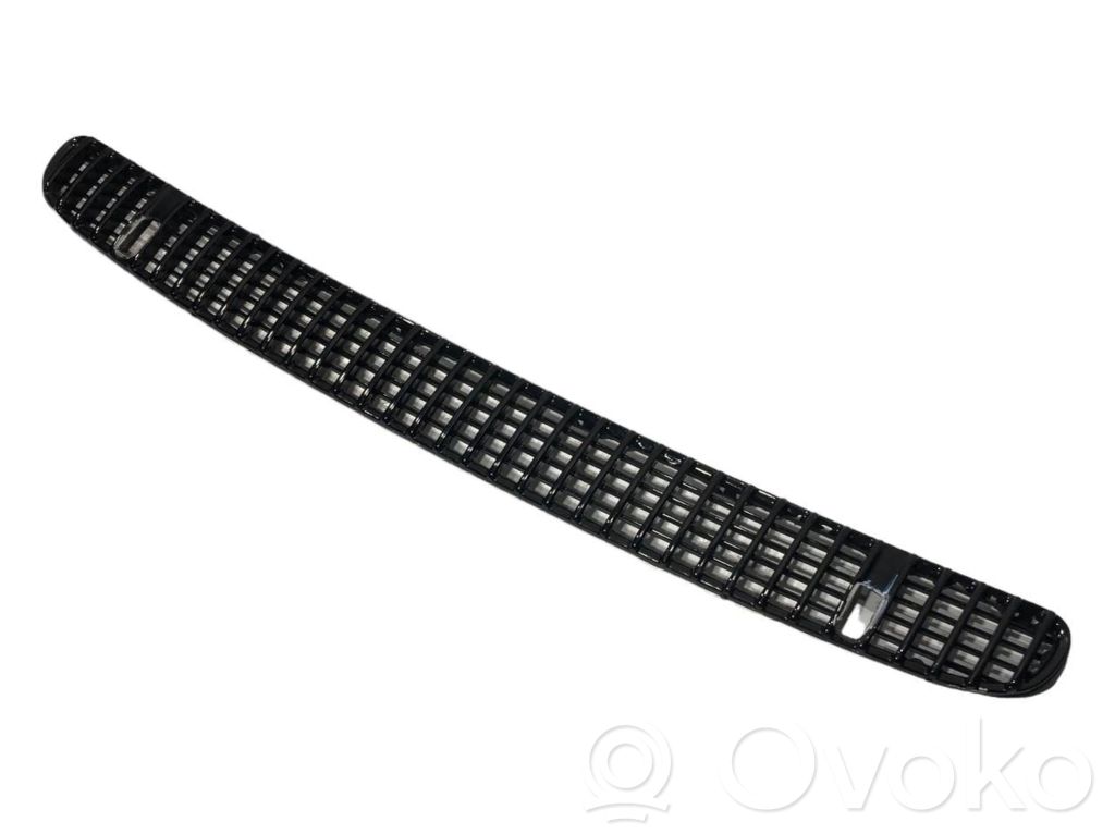 Dzinēja pārsega dekoratīvais režģis