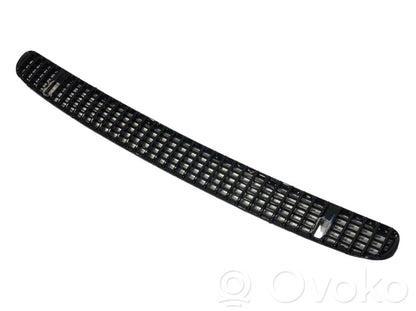 Dzinēja pārsega dekoratīvais režģis