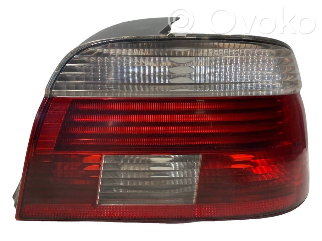 Aizmugurējais lukturis virsbūvē