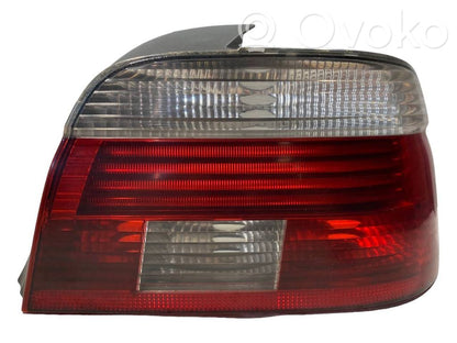 Aizmugurējais lukturis virsbūvē