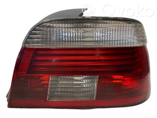 Aizmugurējais lukturis virsbūvē