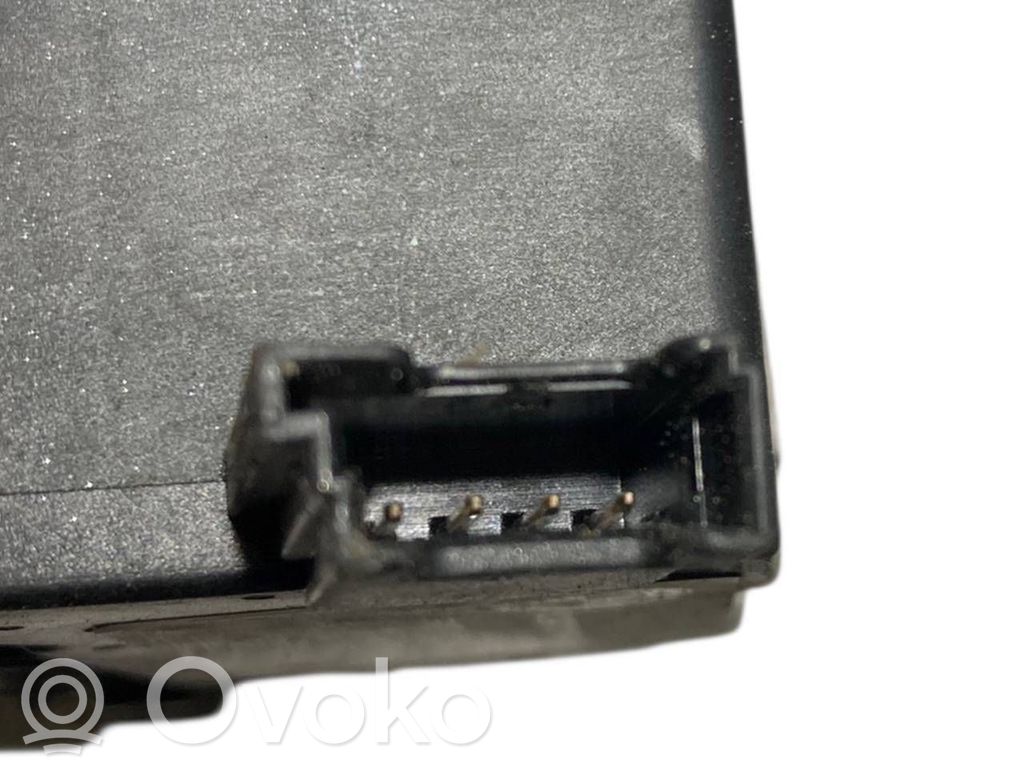 Aizmugurējā pārsega slēdzene