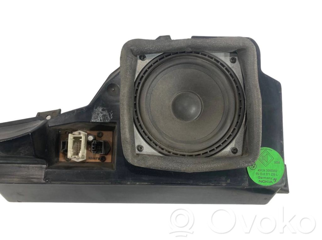 Speaker(s) in front door