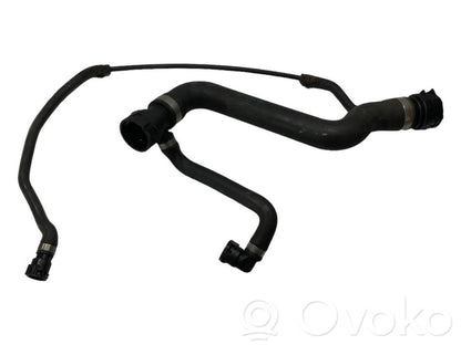 Caurulīte (-es) / šļūtene (-es)