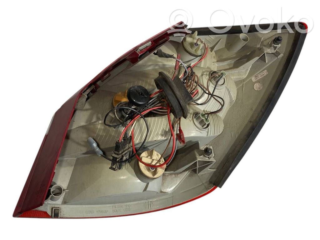 Задний фонарь в кузове