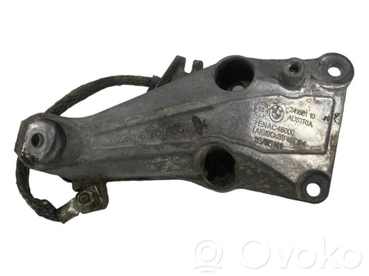 Engine mounting bracket