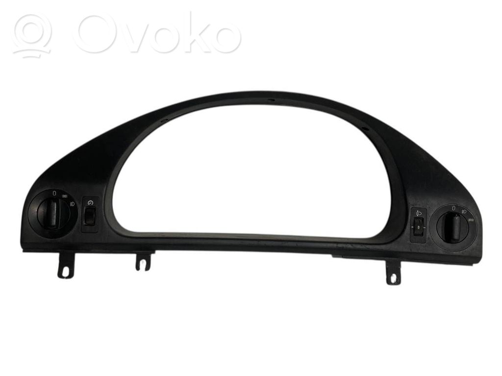 Instrumentu paneļa dekoratīvā apdare