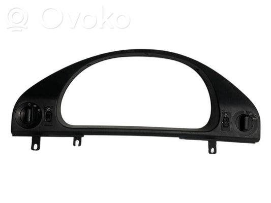 Instrumentu paneļa dekoratīvā apdare