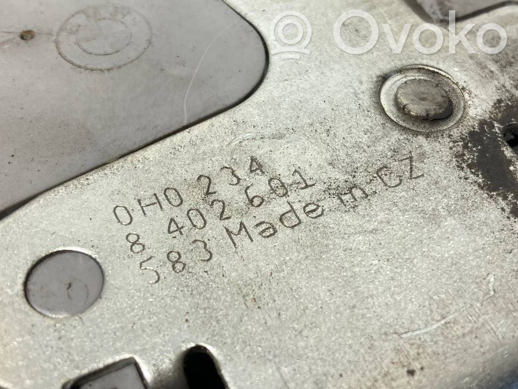 Priekšpusē slēdzene