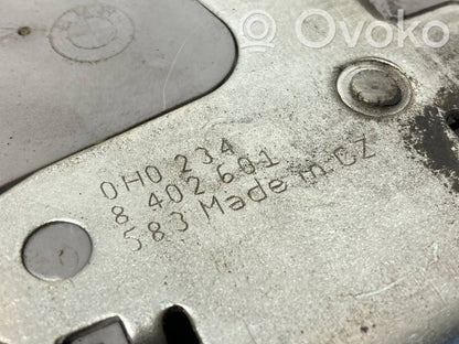 Priekšpusē slēdzene