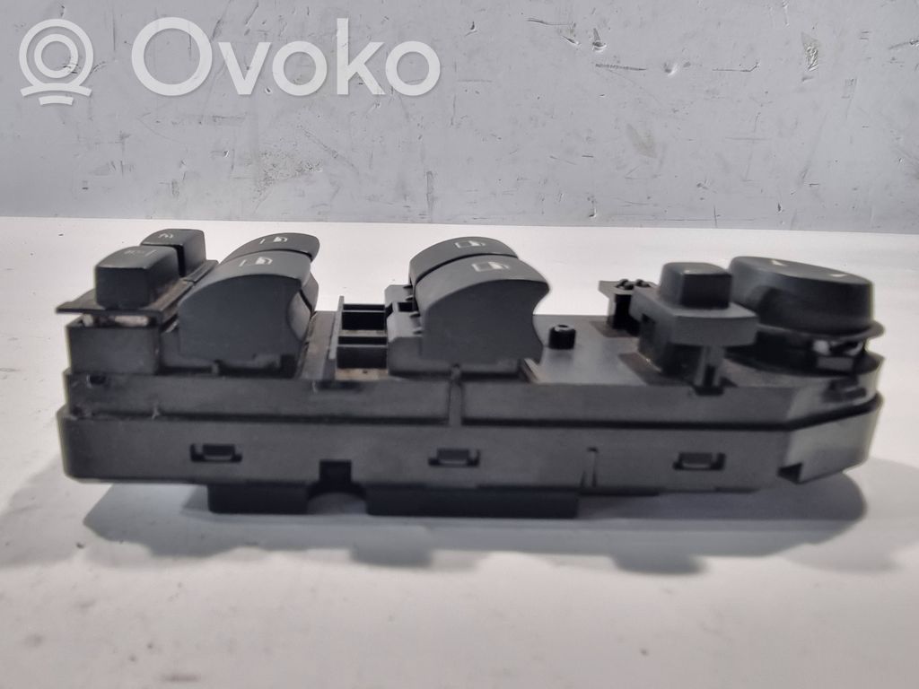 Window lift control switch(es)