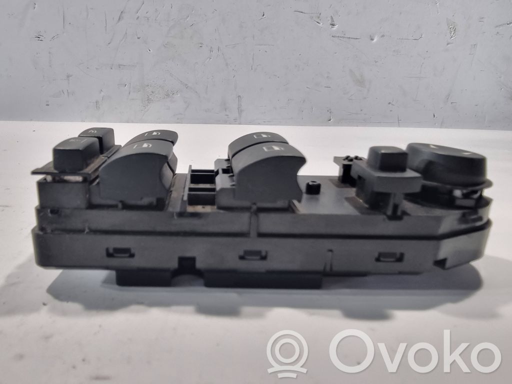 Window lift control switch(es)
