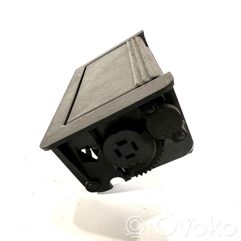 Пепельница (передняя)