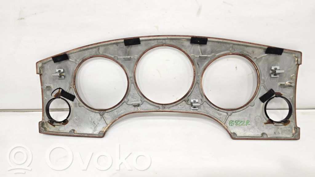 Instrumentu paneļa dekoratīvā apdare