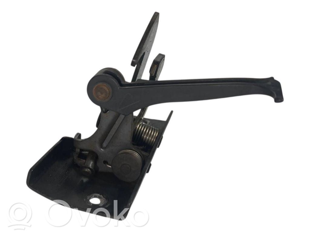 Dzinēja pārsega slēdzene