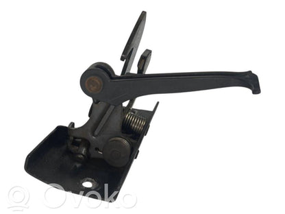 Dzinēja pārsega slēdzene