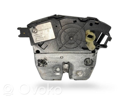 Aizmugurējā pārsega slēdzene