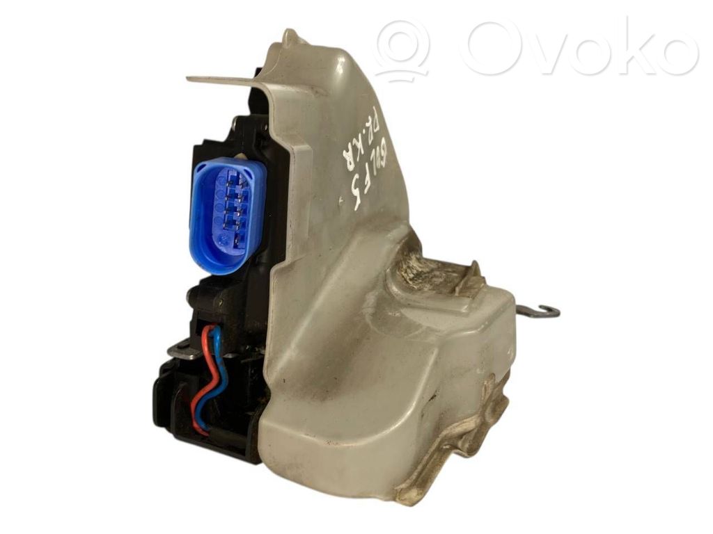 Priekšpusē slēdzene