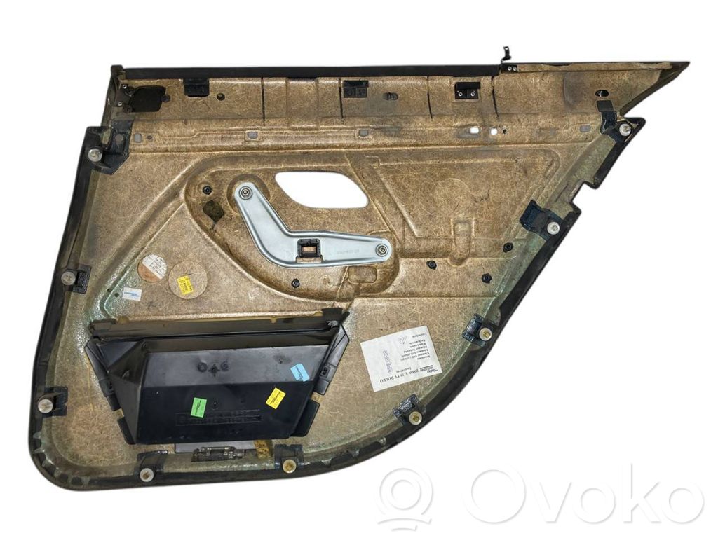 Занавеска на окне сзади